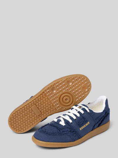 Produktfoto, Sneaker mit Label-Detail Modell 'Shaggy' von Hide&Jack in Blau mit abgerundeter Form, Schnürverschluss, strukturierter Sohle, Absatzhöhe 3 cm, Schafthöhe 8 cm, Schaftweite 10 cm