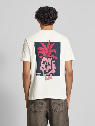 Männermodel trägt Relaxed Fit Oversized Shirt aus reiner Baumwolle von Marc O'Polo Denim, weiß, bunte Print-Applikation, Ganzkörperansicht Rückansicht.