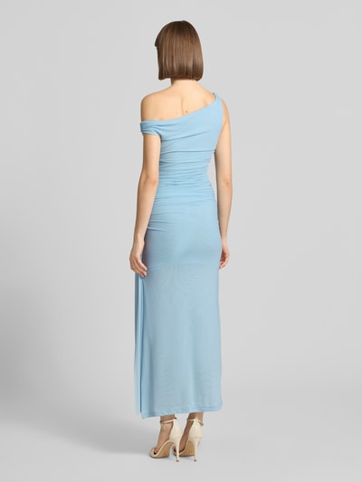 Modelka nosi Maxikleid mit Drapierungen Modell 'LAYANA' od Bardot, jasnoniebieski, fason dopasowany, asymetryczny, materiał z domieszką stretchu, długość tyłu w rozmiarze S: 130 cm, szerokość w rozmiarze S: 37 cm, widok całej sylwetki z tyłu