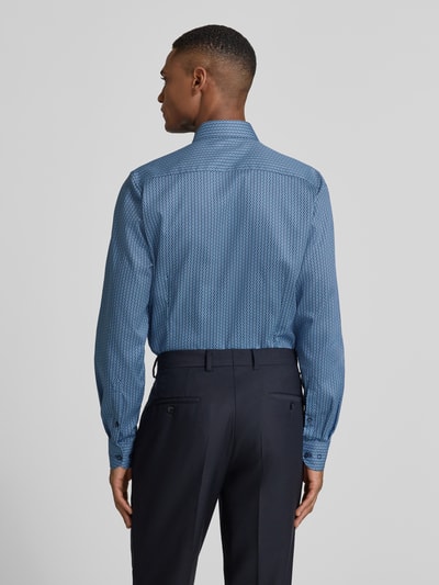 Mannelijk model draagt Slim Fit Businesshemd aus Baumwoll-Mix mit Kentkragen van OLYMP, blauw patroon, lange mouwen, rugaanzicht.