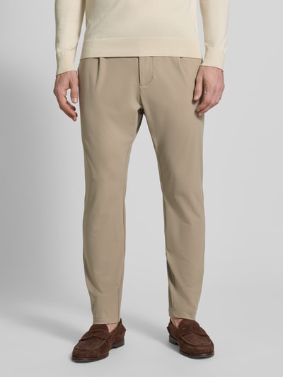 Männermodel trägt Slim Fit Hose mit Paspeltaschen am Gesäß von CRUNA im beigen Material-Mix mit Stretch-Anteil, Nahaufnahme Oberkörper. Bundweite bei Größe 50: 44 cm, Innenbeinlänge: 73 cm, mit Eingrifftaschen.
