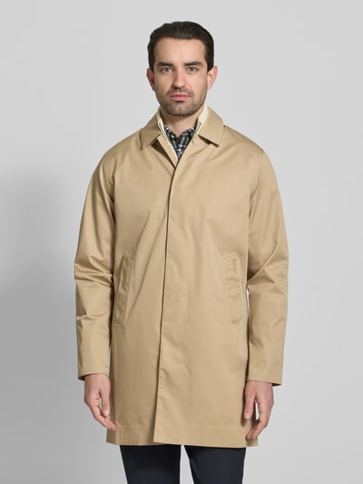 Männermodel trägt Regular Fit Regenjacke mit Baumwoll-Anteil Modell 'ROKIG' von Barbour in Beige, glatte Oberfläche, Ganzkörperansicht von vorne