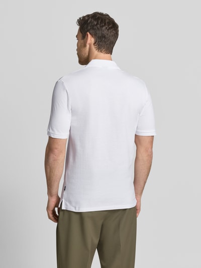 Männermodel trägt Slim Fit Poloshirt mit Stitching von Jack & Jones Premium in Weiß aus Reine Baumwolle, Rückenlänge 70 cm, Ganzkörperansicht Rückansicht.
