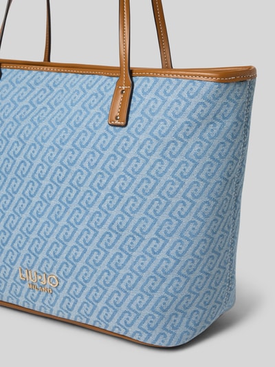 Produktfoto, Tote Bag in Denim-Optik Modell 'Evrim' von Liu Jo, hellblaues Muster, Logo-Detail, schmale Schulterriemen, Hauptfach mit Reißverschluss, Maße 39x29x16 cm, Reißverschlussfach innen, Länge Schulterriemen 57 cm