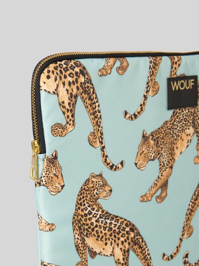Produktfoto, torba na laptop z nadrukiem z motywem na całej powierzchni model 'Leopard' od WOUF, główna przegroda z zamkiem błyskawicznym, naszywka z logo, jasnoniebieskie tło, motyw lamparta, kontekst: torba na laptop dla kobiet