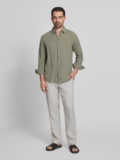 Männermodel trägt Regular Fit Freizeithemd aus reinem Leinen Modell 'RELEGANT' von JOOP!, Optik: Unifarben, Ganzkörperansicht von vorne.