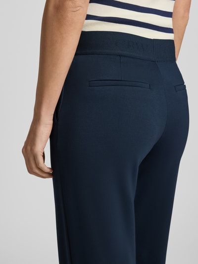 Männermodel trägt Stoffhose mit elastischem Bund von Christian Berg Woman w kolorze granatowym, tekstura gładka, tył, detal.