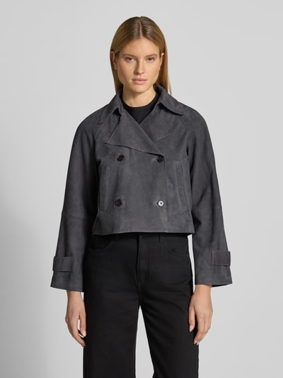 Modelka kobieca nosi Regular Fit Trenchcoat aus echtem Ziegenleder od Marc O’Polo, efekt zamszowy, krój regular fit, długi rękaw, kieszenie boczne, prawdziwa skóra kozia, widok całej sylwetki z przodu