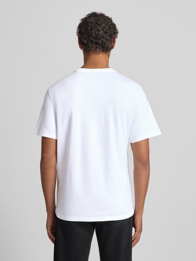 Männermodel trägt T-Shirt mit Label-Print und Rundhalsausschnitt von CK Calvin Klein aus reiner Baumwolle, Regular-Fit, Rückenlänge 72 cm, Ganzkörperansicht Rückansicht.