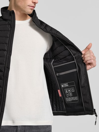 Männermodel trägt Regular Fit Jacke in Stepp-Optik Modell 'OLYMPUS' von NAUTGÅRD, Schwarz, glatte Struktur, Nahaufnahme Oberkörper, Innenansicht.