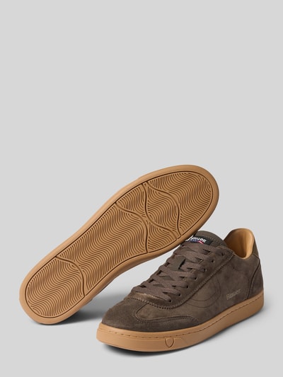 Produktfoto, Sneaker aus Leder-Mix Modell 'Lowell' von Blauer USA in Braun mit abgerundeter Passform, Label-Details, Schnürverschluss und profilierter Sohle, Absatzhöhe 3 cm, Schafthöhe 8 cm, Schaftweite 11 cm bei Größe 44, kontrastierende Gummisohle, glatte und rau strukturierte Oberflächen
