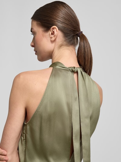 Modelka kobieca ma na sobie Regular Fit Midikleid mit Stehkragen Modell 'Rheo' od Samsøe Samsøe z satyny, struktura i efekt plisowania, oliwkowy kolor, krój regular fit, bez rękawów, wycięcie na plecach; ujęcie detaliczne tyłu górnej części.