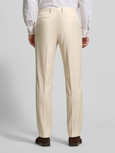 Männermodel trägt Slim Fit Anzughose mit Bundfalten von MCNEAL, Material-Mix mit Leinen-Anteil, cremefarben, Ganzkörperansicht Rückansicht.
