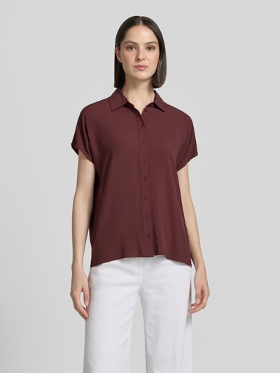 Frauenmodel trägt Relaxed Fit Bluse aus Viskose von Christian Berg Woman in Dunkelrot, Hemdblusenkragen, Kappärmel, Knopfleiste, Ganzkörperansicht von vorne.