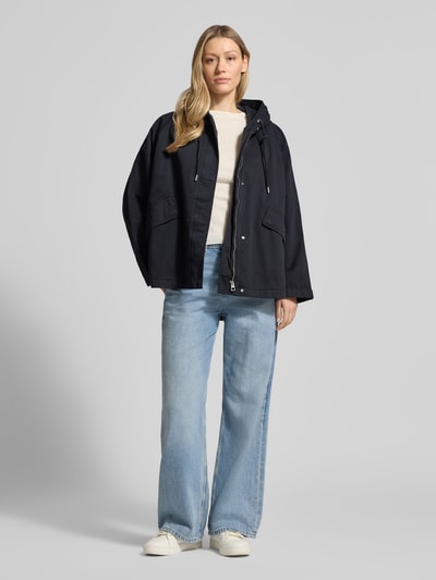 Modelka nosi Regular Fit Jacke aus reiner Baumwolle od Marc O'Polo, efekt: jednolity kolor, krój regular fit, kaptur z tunelem, zapięcie na zatrzaski i ukryty zamek błyskawiczny, długi rękaw, zaokrąglone wykończenie, kieszenie z patką po bokach, materiał: bawełna; widok całej sylwetki z przodu.