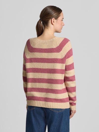 Vrouwenmodel draagt Regular Fit Pullover uit alpacamix model 'GHIACCI' van Weekend Max Mara in roze en beige, Dames pullover, totaalbeeld achteraan.