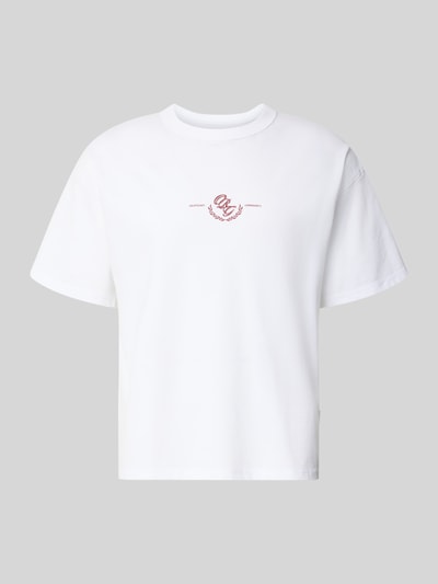 Produktfoto, Regular Fit T-Shirt mit überschnittenen Schultern von JACK & JONES in Weiß aus Baumwoll-Mix mit Rundhalsausschnitt, Herren T-Shirt, dezenter Statement-Print auf der Rückseite, Rückenlänge bei Größe M: 66 cm, glatte Oberfläche, klare Linien.