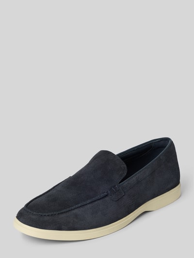 Productfoto, donkerblauwe Slipper uit gecoat leer model 'Torford Easy' van Clarks met gestructureerde zool, hakhoogte 2 cm, schachthoogte 7 cm, schachtwijdte 13 cm.