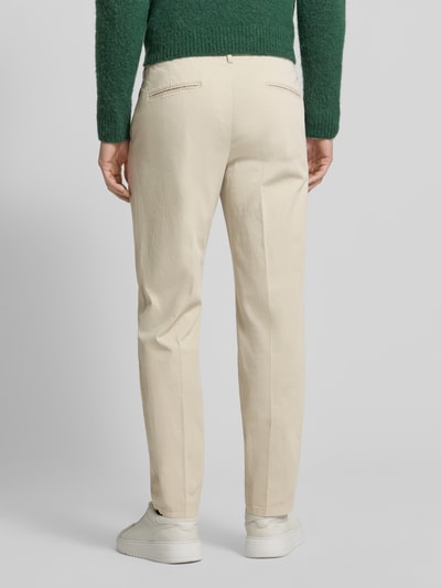 Männermodel trägt Relaxed Fit Hose mit Bügelfalten von Profuomo aus Baumwoll-Elasthan-Mix, Gesäßtaschen, Rückansicht Ganzkörperansicht.