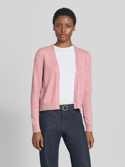 Frauenmodel trägt Strickjacke aus Viskose-Mix von VILA, rosa Farbton, gerader Schnitt, gerippte Bündchen, Jeans, Ganzkörperansicht von vorne. Rückenlänge 52 cm, Ärmellänge 64 cm.