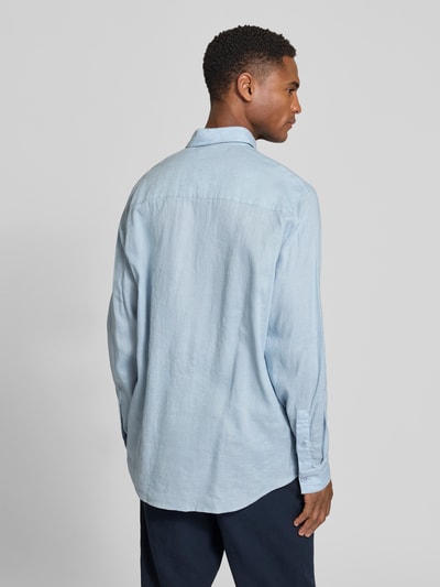 Männermodel trägt Slim Fit Freizeithemd aus Leinen-Baumwoll-Mix Modell 'RAMIS' von Drykorn, Two-Tone-Machart, Ganzkörperansicht Rückansicht, Rückenlänge bei Größe M: 80 cm, Schulterbreite: 46 cm, Ärmellänge: 66 cm.
