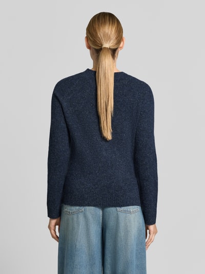 Männermodel trägt dunkelblauen sweter z okrągłym dekoltem Regular Fit Pullover mit Rundhalsausschnitt model 'DOFFY' von VERO MODA, prosta faktura, Ganzkörperansicht Rückansicht, damski sweter od VERO MODA.