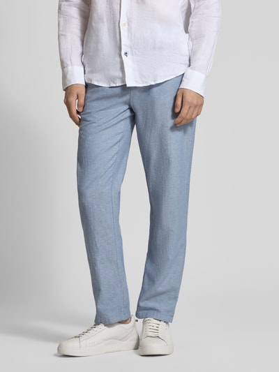 Männermodel trägt Jogpants aus Baumwoll-Leinen-Mix Modell 'WARREN' von Scotch & Soda in Hellblau, Regular-Fit, Nahaufnahme Unterkörper. Herren Jogpants mit elastischem Bund, Bundweite 41 cm, Innenbeinlänge 75 cm bei Größe 32/32, feine Stoffstruktur.