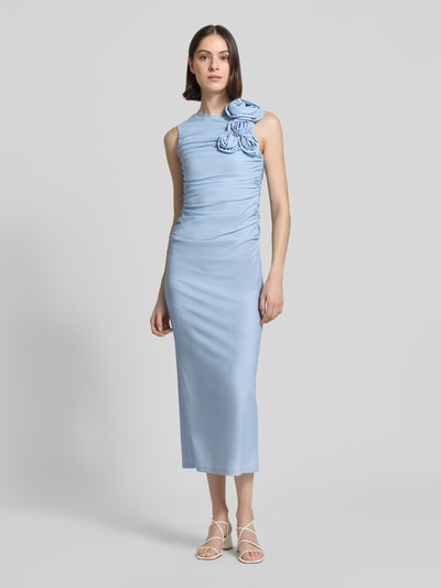 Frauenmodel trägt Cocktailkleid mit floralen Applikationen Modell 'DONA' von YAS aus Satin in Hellblau, Körpernaher-Schnitt, Midikleid, Rundhalsausschnitt, Drapierungen, Rückseitiger Reißverschluss, Rückenlänge bei Größe S: 138 cm, Brustweite bei Größe S: 30 cm, Ganzkörperansicht von vorne.
