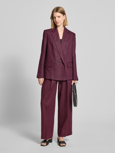 Frauenmodel trägt Blazer mit Pattentaschen Modell 'TEMPOLI' von Mango aus Reinem Leinen in Bordeaux, Gerader-Schnitt, Reverskragen, Knopfverschluss, Pattentaschen, Rückenlänge bei Größe S: 69 cm, Brustweite bei Größe S: 35 cm, Ärmellänge bei Größe S: 62 cm, glatte Textur, Ganzkörperansicht von vorne.