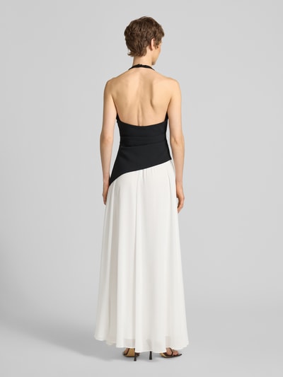 Modelka kobieca nosi Cocktailkleid in Two-Tone-Machart Modell 'Elise' od Forever New, czarno-biały szyfon, dopasowany krój, długość maxi, długość pleców w rozmiarze 36: 144 cm, szerokość w rozmiarze 36: 37 cm, widok całej sylwetki od tyłu.