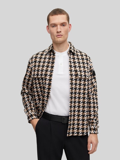Männermodel trägt Ledergürtel mit Dornschließe Modell 'CONNIO' van BOSS, mat zwart leer, label-applicatie, breedte 4 cm, Ganzkörperansicht von vorne