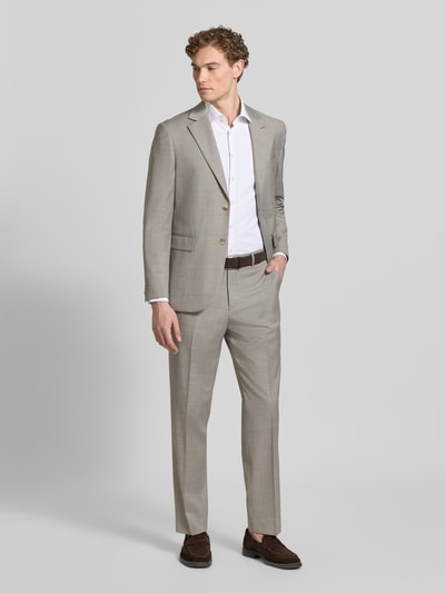 Mannenmodel draagt Anzughose met Gesäßtaschen model 'wesley' van Matinique in lichtbeige materiaalmix met lanawol, slim fit, persplooien, achterzakken, bandwijdte maat 50: 45 cm, binnenbeenlengte maat 50: 79 cm, volledige vooraanzicht