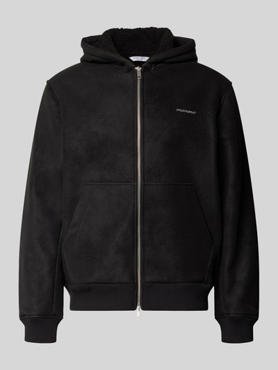 Produktfoto, Jacke mit Kapuze und Zweiwege-Reißverschluss von Antony Morato in schwarzer Leder-Optik, Material-Mix mit Viskose-Anteil, Känguru-Tasche, Logo auf der Brust, Regular Fit, glatte Struktur