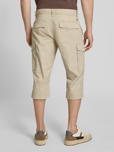 Männermodel trägt Relaxed Fit Cargoshorts aus Baumwoll-Mix von s.Oliver BLACK LABEL in Beige, Popeline mit Label-Applikation, Ganzkörperansicht Rückansicht.