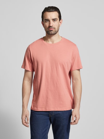 Männermodel trägt Regular Fit T-Shirt aus reiner Baumwolle Modell 'HASPEN' von SELECTED HOMME in melierter Optik, Ganzkörperansicht von vorne.