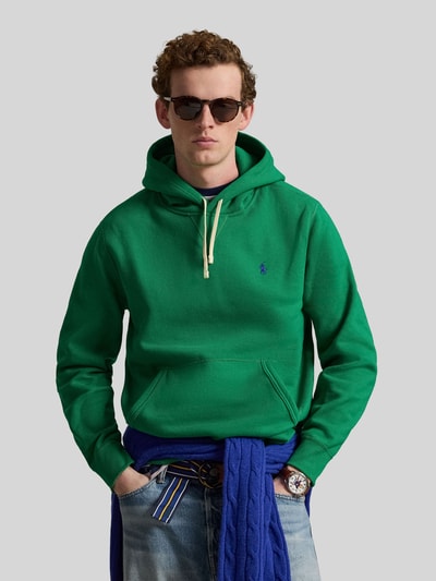 Männermodel trägt Regular Fit Hoodie aus Baumwoll-Mix von Polo Ralph Lauren, Optik: Unifarben, Logo-Detail, Kängurutasche, Kapuze mit Tunnelzug, Langarm, Ärmelabschluss und Rumpfabschluss gerippt, Materialverarbeitung: Sweat, Ganzkörperansicht von vorne.