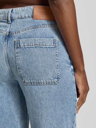 Frauenmodel trägt Wide Fit Jeans mit Leinen-Anteil Modell 'FIA' von Marc O'Polo in Denim-Optik, 5-Pocket-Design, Detailaufnahme Rückansicht.