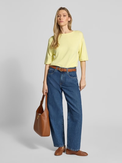 Frauenmodel trägt Oversized Pullover aus Baumwoll-Kaschmir-Mix von Tom Tailor, efekt: jednolity kolor, krój oversized, okrągły dekolt, krótki rękaw, zakończenie rękawów i dół: zrolowany brzeg, wykończenie materiału: dzianina, mieszanka bawełny i kaszmiru, jasny żółty, struktura miękka, Ganzkörperansicht von vorne