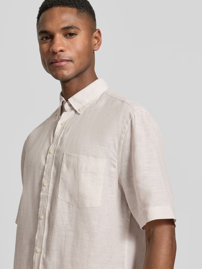 Männermodel trägt Regular Fit Freizeithemd aus Leinen von Christian Berg Men in Beige mit Brusttasche, Nahaufnahme Oberkörper.