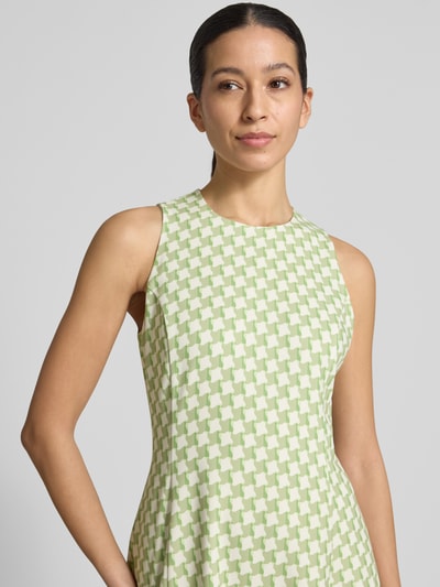 Frauenmodel trägt tailliertes Freizeitkleid mit Allover-Muster Modell 'Kaseli-1' von HUGO, mehrfarbig, breitere Träger, abstraktes Muster, Rundhals-Ausschnitt, Label-Applikation, Flammgarn, Nahaufnahme Oberkörper.