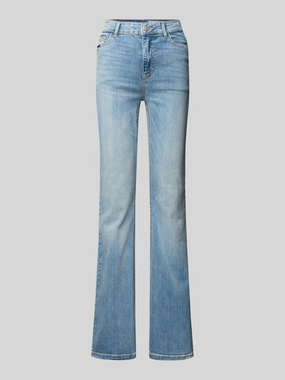 Produktfoto, Flared Jeans mit 5-Pocket-Design Modell 'WENDIE' von Noisy May in hellblauem Baumwoll-Elasthan-Mix auf weißem Hintergrund.