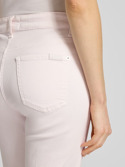 Frauenmodel trägt Jeans mit Fransen Modell 'FRANCESCA' von Cambio in Hellrosa, Baumwoll-Mix mit Stretch, Detailaufnahme Rückansicht.