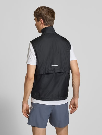 Männermodel trägt Regular Fit Trainingsjacke mit Belüftungsschlitz am Rücken von adidas, schwarze Farbe, adidas Training, Ganzkörperansicht Rückansicht.