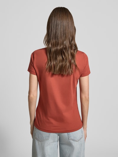 Frauenmodel trägt Regular Fit T-Shirt aus reiner Baumwolle Modell 'ESOGO' von BOSS Orange, unifarben, kurzarm, Ganzkörperansicht Rückansicht.