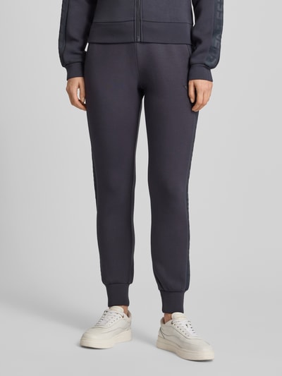 GUESS Activewear Spodnie dresowe z elastycznym pasem model „ALLIE” Grafitowy 4