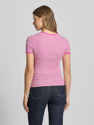 Vrouwenmodel draagt t-shirt met roze en witte strepen, mix van katoen en elastaan, nauwsluitend model 'FRANKIE' van JJXX, ruglengte bij maat S 53 cm, ronde hals, dames t-shirt, rugaanzicht.
