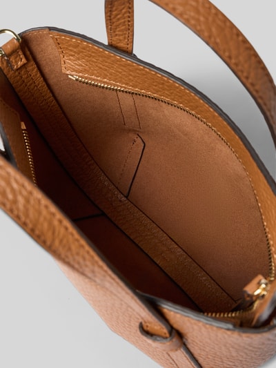 Produktfoto, Torebka z kolekcji Abro model 'Handtasche mit Label-Detail Modell COSMO', główna przegroda z zamkiem błyskawicznym, uchwyt, odpinany pasek na ramię, detal z logo, szerokość 23 cm, długość 14 cm, głębokość 10 cm, długość paska na ramię 127 cm, faktura skóry w odcieniu brązowym, wnętrze w kolorze karmelowym