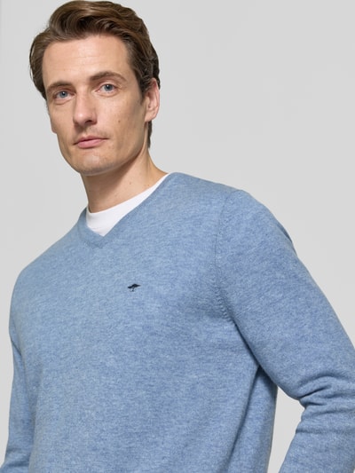 Männermodel trägt Regular Fit Strickpullover aus Baumwoll-Mix mit Kaschmir-Anteil von Fynch-Hatton in Hellblau, Nahaufnahme Oberkörper. Rückenlänge 67 cm, Ärmellänge 68 cm, V-Ausschnitt, elastische Abschlüsse.