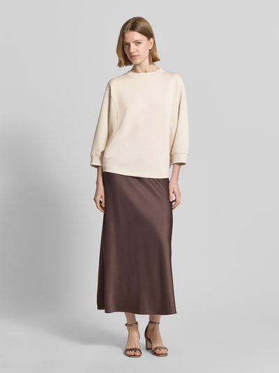 Vrouwenmodel draagt Sweatshirt mit Rundhalsausschnitt und 3/4-Arm van comma in crème, relaxed fit, katoen-elastaan mix, vooraanzicht, volledige lichaamsopname.