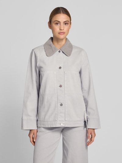Frauenmodel trägt Regular Fit Jacke mit Umlegekragen von BAUM & PFERDGARTEN aus elastischem Baumwoll-Mix in Hellgrau, aufgesetzteTaschen, durchgängige Knopfleiste, Ganzkörperansicht von vorne. Rückenlänge 66 cm, Brustweite 43 cm, Ärmellänge 62 cm bei Größe 36.